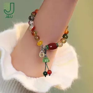 Vòng tay nữ phong cách dân tộc Trung Hoa với hạt tự nhiên và họa tiết hoa sen, phù hợp làm trang sức dự tiệc hoặc quà tặng