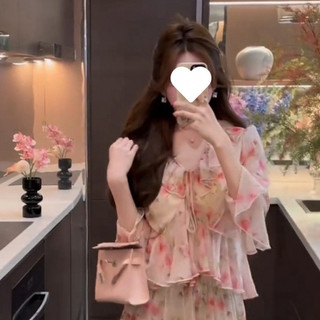 Bộ trang phục Nữ thanh lịch sang trọng nhẹ nhàng: áo sơ mi hoa và chân váy cạp cao cho mùa Hè