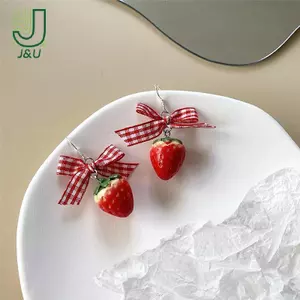 Mặt dây chuyền và bông tai bánh dâu acrylic chất lượng cao, phù hợp làm quà tặng cho bé gái và phụ nữ