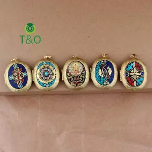 Mặt dây chuyền đồng thau hình bầu dục tinh tế, phong cách dân tộc Nepal với khảm thủ công và thiết kế hộp ảnh