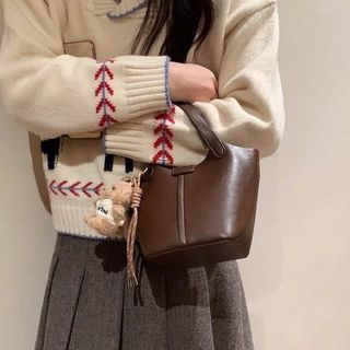 Túi Chio Giỏ Làn Nâu Trơn Kèm charm Cún Bông - Có dây đeo chéo
