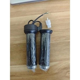 Tay ga xe điện Yadea X5 mẫu giác dẹp – Cao su non êm ái, chống nước, chống trơn trượt, 1 đôi phù hợp mọi xe