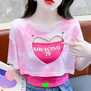 Áo thun nữ ngắn tay với dây xích hình trái tim và họa tiết tie-dye, thiết kế hai mảnh trendy