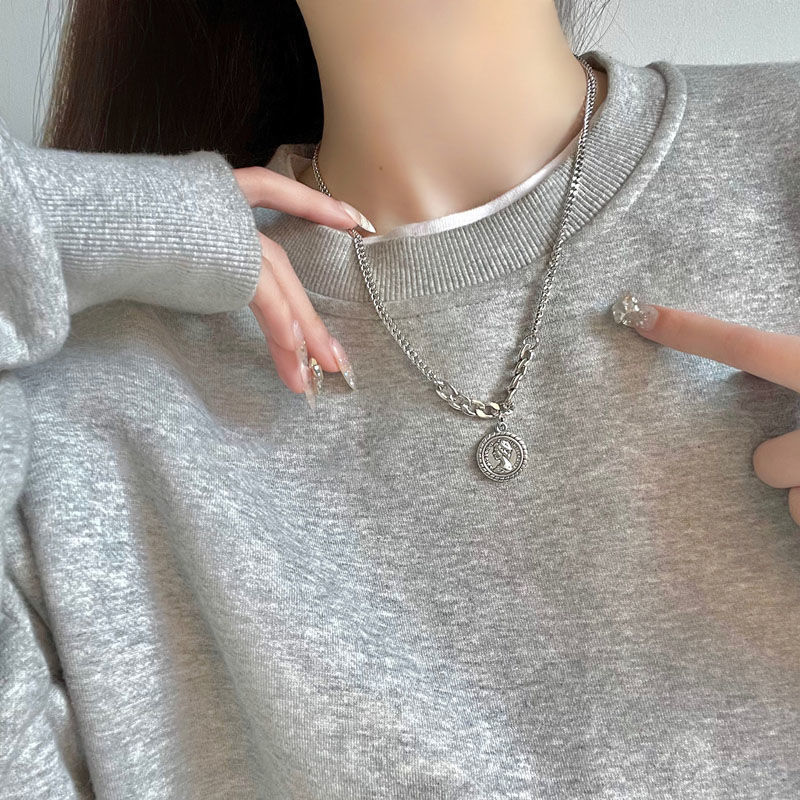 Phụ kiện cổ điển dành cho nữ: Vòng cổ đồng xu, phù hợp thời trang và tối giản