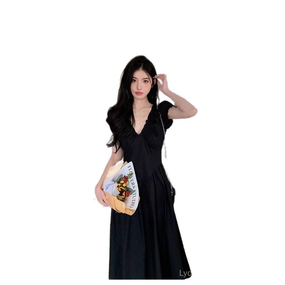Váy đen dáng ôm phù hợp người plus size, phong cách thời trang mùa hè