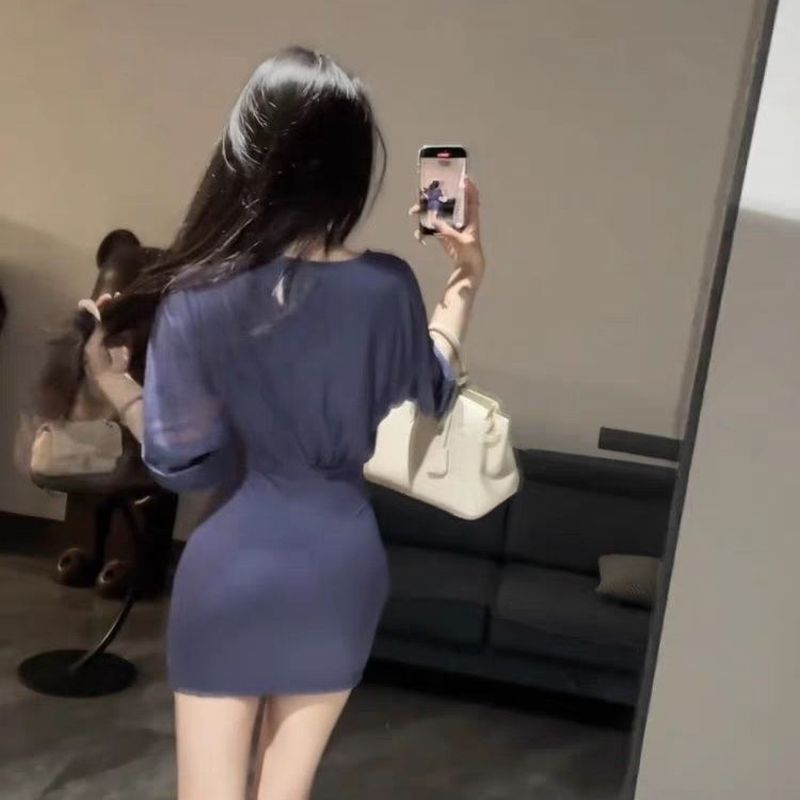 Váy xuân hè phong cách mới cổ chữ V, tay búp bê xoắn với eo nẹp tinh tế