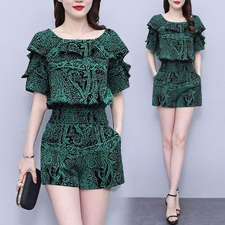 Bộ đồ hè hai mảnh mới dành cho nữ, trẻ trung và sành điệu, gồm quần short in họa tiết và áo tay ngắn rộng rãi