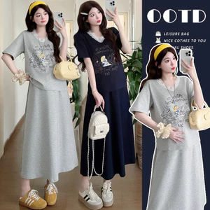Bộ đồ bà bầu hai mảnh: áo thun in họa tiết ren và váy, phù hợp mùa hè