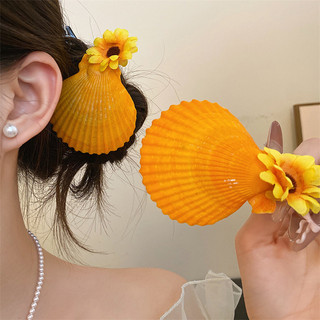 Kẹp tóc hoa vỏ ngọc trai bằng vải, phù hợp cho chụp hình phong cách kỳ nghỉ với kẹp mỏ vịt