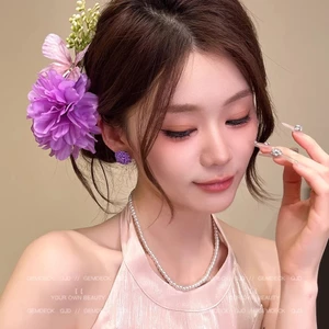 Đi biển phong cách kỳ nghỉ với kẹp tóc thời trang hoa lily