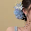 Đi biển phong cách kỳ nghỉ với kẹp tóc thời trang hoa lily