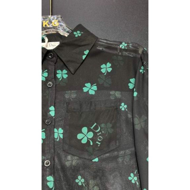 Bộ đồ nữ mới có áo sơ mi và quần short in hình ve áo