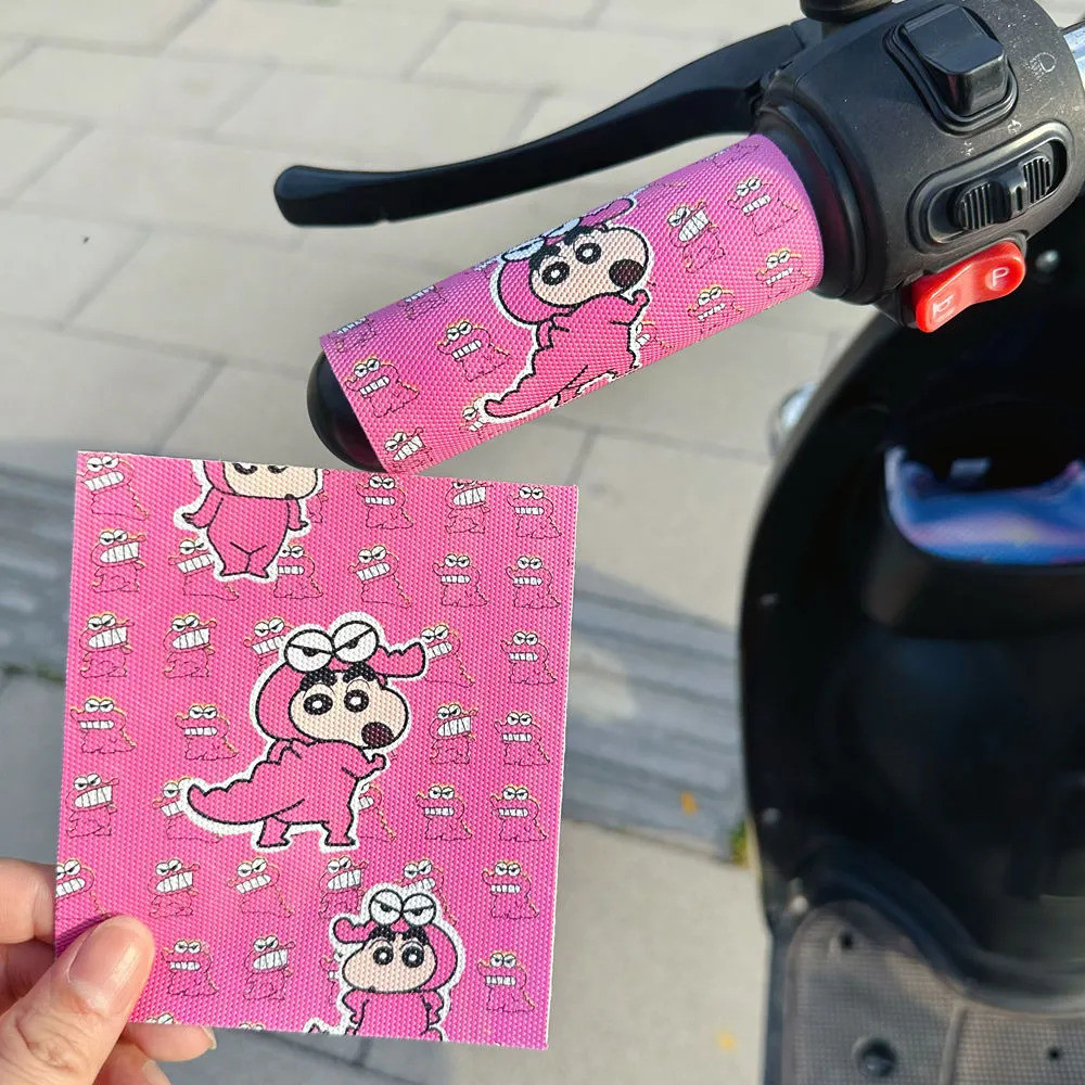 Bộ Tay Lái Xe Điện Mùa Hè Tay Cầm Mùa Hè Mùa Xuân Miếng Dán Da Xe Máy Pin Vỏ Xe Miếng Dán Crayon Shin-Chan Tay Cầm Chống Trơn Trượt
