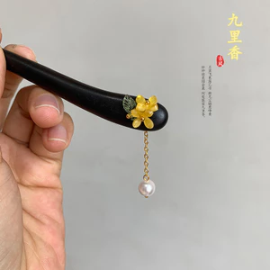 Kẹp Tóc Gỗ Đàn Hương Tua Rua - Phụ Kiện Trang Phục Truyền Thống