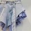 Quần short denim eo cao mùa hè 2026 với thiết kế phong cách mới, thắt lưng và kẻ sọc mảnh.