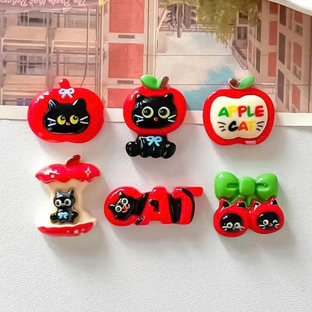 Set Charm Táo Đỏ Mèo Đen – Apple Cat Collection Siêu Dễ Thương- Bộ charm gắn dép siêu hot có bán lẻ con- Mã new 2026