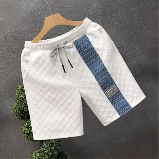 Quần short nam dáng rộng, phù hợp đi biển và mặc hàng ngày vào mùa hè.