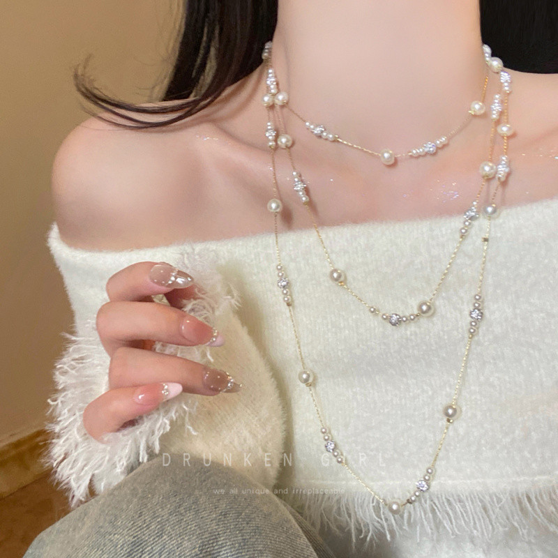 Phụ kiện thời trang thu đông gồm áo len và dây chuyền ngọc trai cao cấp
