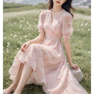 Váy hoạ tiết hoa hồng, phong cách nhẹ nhàng, vẻ thanh lịch của buổi trà chiều Pháp, quyến rũ như tình yêu đầu tiên