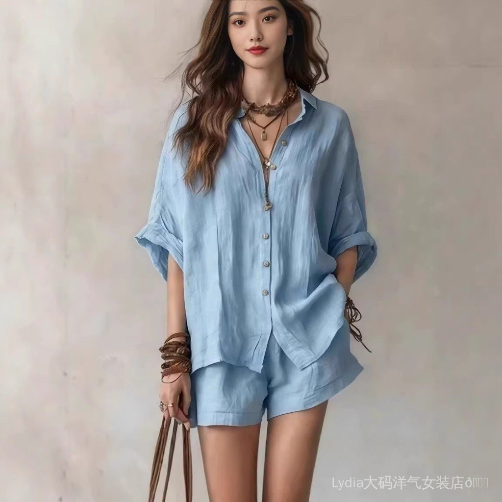 Bộ đồ thường ngày cho nữ mùa xuân-hè, bao gồm quầnshort và áo sơmi rộng, phù hợp với plus size