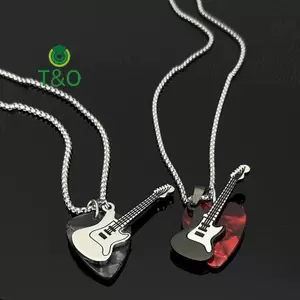 Dây chuyền mặt đàn guitar hip-hop, thép titan, style punk và vintage mới lạ dành cho áo len nam