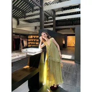 Đầm nữ chất liệu ren với họa tiết lá sen và artemisia xanh, phong cách retro phù hợp cho mùa hè