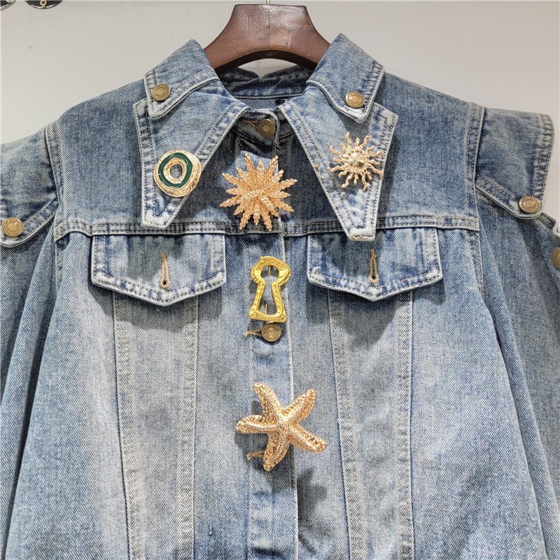 Denim Ngắn Mùa Xuân 2026 với Nút Vai Kim Loáng Hình Rỗng