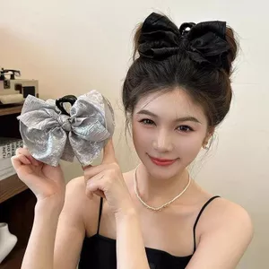 Phụ kiện tóc phong cách Hàn Quốc với nơ lớn thanh lịch, phù hợp vuốt tóc phía sau đầu