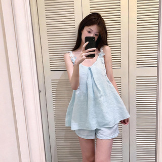 Bộ đồ ngủ 2 mảnh phong cách mùa hè ngọt ngào dành cho nữ, gồm áo tank top và quần short, có đệm mút bên trong.