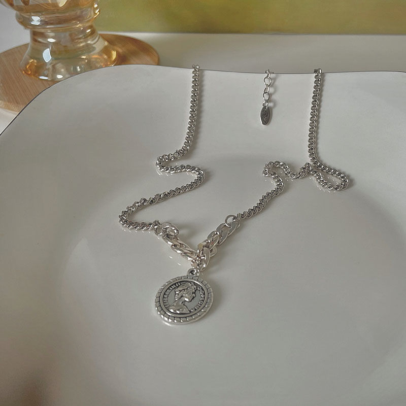 Phụ kiện cổ điển dành cho nữ: Vòng cổ đồng xu, phù hợp thời trang và tối giản