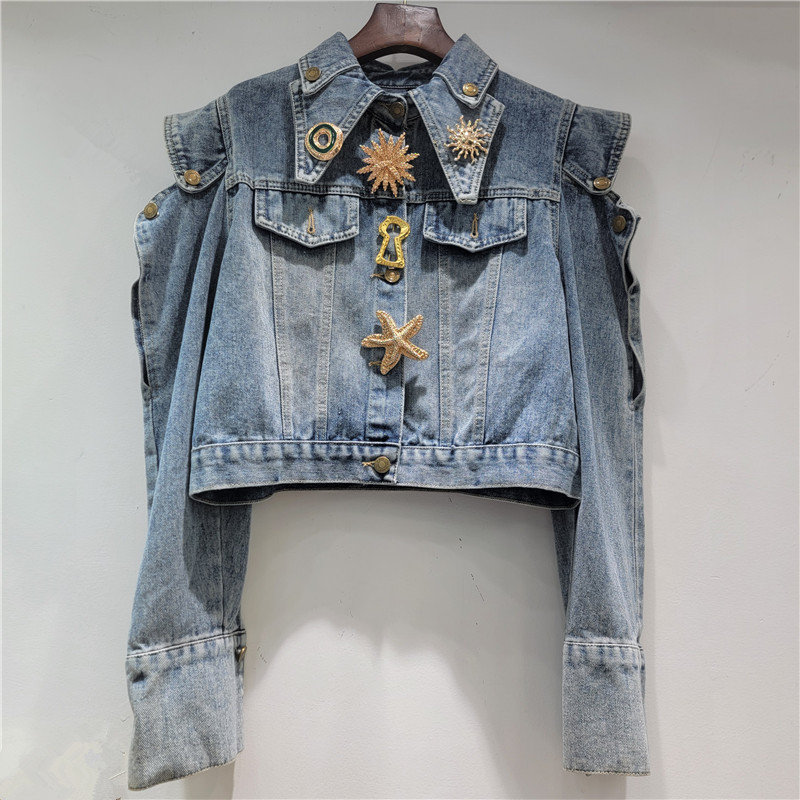 Denim Ngắn Mùa Xuân 2026 với Nút Vai Kim Loáng Hình Rỗng