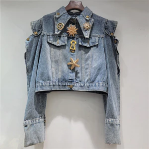 Denim Ngắn Mùa Xuân 2026 với Nút Vai Kim Loáng Hình Rỗng