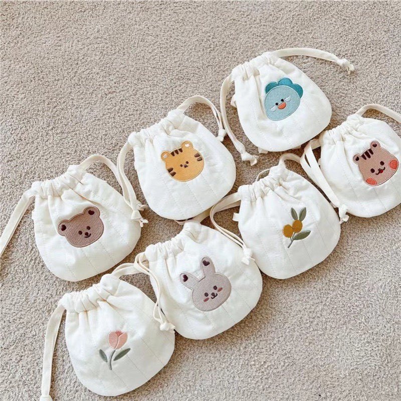 Túi Đựng Tỏi Cho Bé Thêu Hình Phong Cách Hàn Quốc Đeo Chéo Dây Rút Dễ Thương Cao Cấp DouDou A20