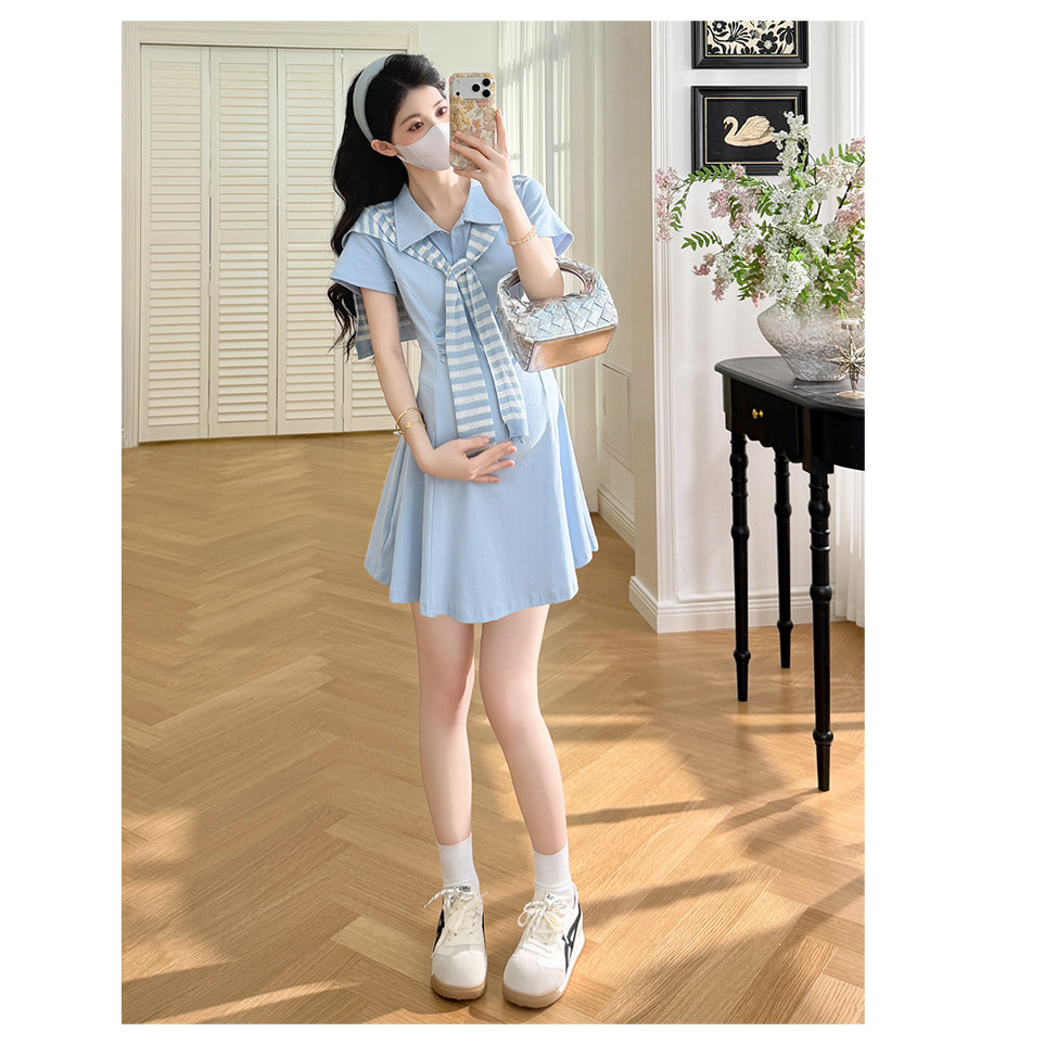 Bộ đồ bà bầu hai mảnh với váy cut-out và khăn choàng sọc, vải thoáng mát dành cho mùa hè