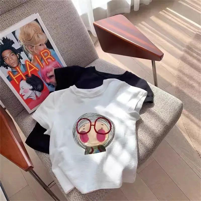 Áo thun nữ màu cam thiết kế in hình, form slim-fit, phù hợp mùa hè