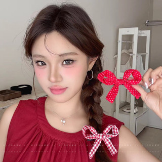Nơ kẹp tóc màu đỏ đáng yêu với họa tiết chấm bi, phù hợp cho mái bangs mỏ vịt