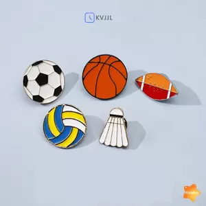 Thổ cẩm thể thao hợp thời trang với men huy hiệu kim loại màu xanh và phụ kiện denim mới