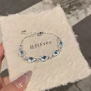 Vòng tay zircon màu xanh trong suốt mát mẻ, ánh sáng tinh tế cho bạn gái