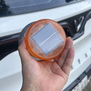 Đèn xoay CỨU HỎA màu vàng NĂNG LƯỢNG MẶT TRỜI có NAM CHÂM hút đế dành cho xe