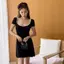 Đầm cổ chữ U lớn thiết kế sang trọng, phù hợp cho người phụ nữ hiện đại và tạo cảm giác thanh lịch.