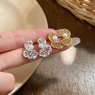 Bông tai nữ thời trang cao cấp từ bạc kim zircon với thiết kế xoắn nhăn đính đá.