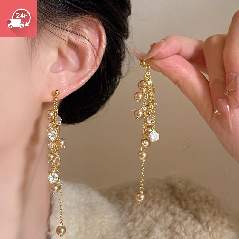Bông tai zircon và ngọc trai dài, phù hợp với nữ