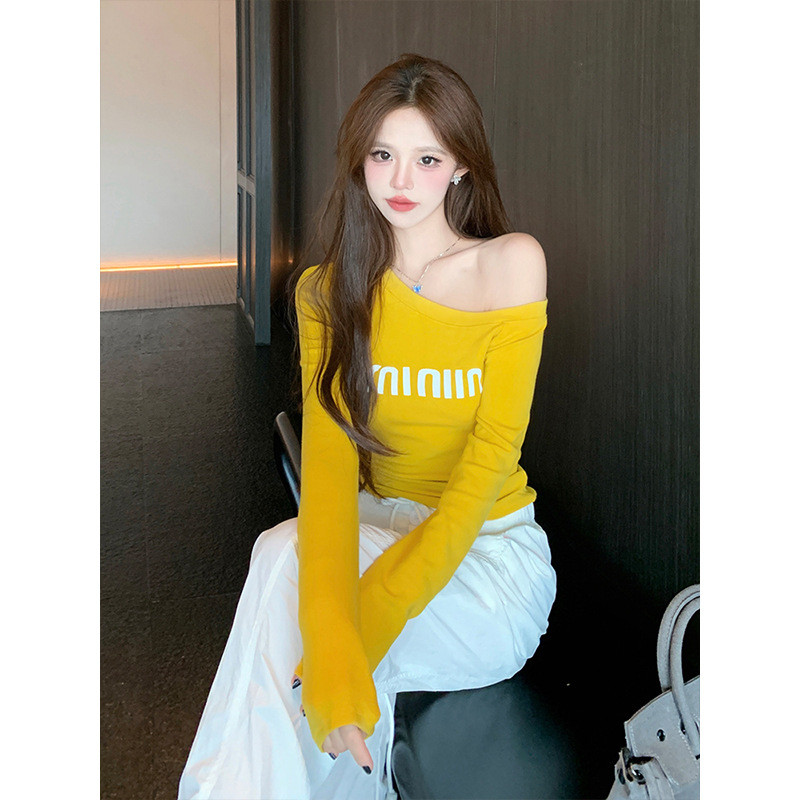 Áo thun dài tay cổ vuông màu vàng in chữ mỏng, thiết kế chui đầu, phù hợp mùa thu