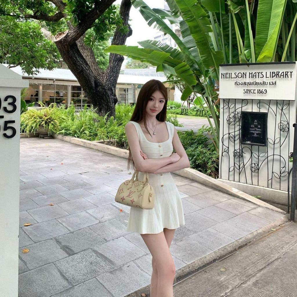 [Giảm giá trong thời gian có hạn] Đầm đeo chéo không tay màu trắng, cổ vuông, dáng váy A ngắn ôm vừa vặn