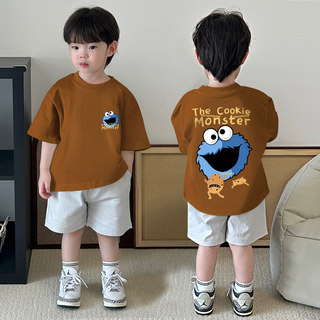 Áo thun cổ tròn in hình hoạt hình dễ thương với khuôn mặt to, kiểu dáng giản dị và thoải mái, dễ phối đồ cho bé trai.