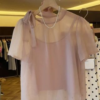 Áo sơ mi và áo yếm dáng rộng, thiết kế thắt nơ ngắn tay, chất liệu voan ruy băng trong suốt cùng màu trơn đơn giản