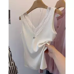 Áo vest ren cổ chữ V và áo sơ mi chất liệu mềm mại, phù hợp mặc vào mùa hè
