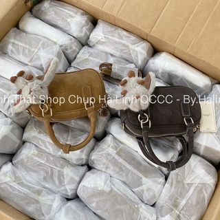 Túi Trống Chio Da Lộn Kèm Charm Thỏ Có Kèm Dây Đeo Chéo Size 20