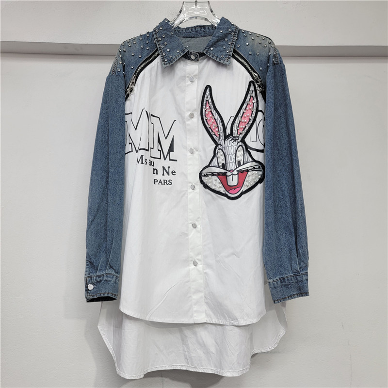 Áo sơ mi denim hai vai với họa tiết hoạt hình và kim cương khâu