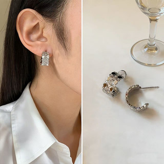 Bông tai bạc 925 hình chữ C tổ ong với sọc zircon ánh sáng, phù hợp cho nữ, sang trọng và độc đáo